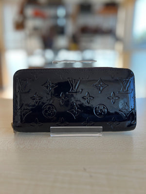 Louis Vuitton Portefeuille Zippy Vernis Monogram Amarante — vue 2 | Le comptoir vintage