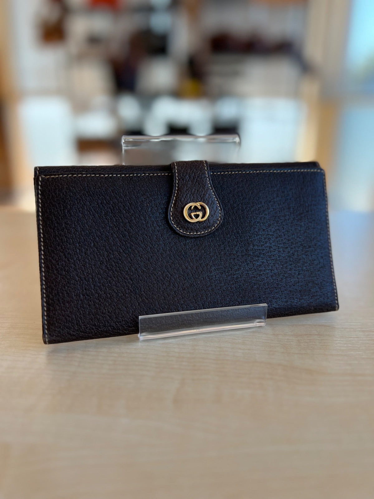 Gucci Portefeuille long en cuir grainé marron avec logo GG authentifié — Le comptoir vintage