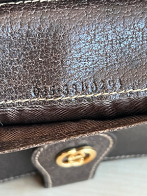 Gucci Portefeuille long en cuir grainé marron avec logo GG — vue 11 | Le comptoir vintage