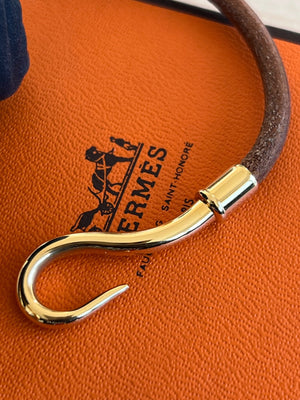 Hermès Bracelet Jumbo Hook en cuir marron et métal doré — vue 5 | Le comptoir vintage