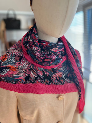 Louis Vuitton Carré plissé à motif ailes et fleurs Monogram rose fuchsia et noir authentifiée — Le comptoir vintage