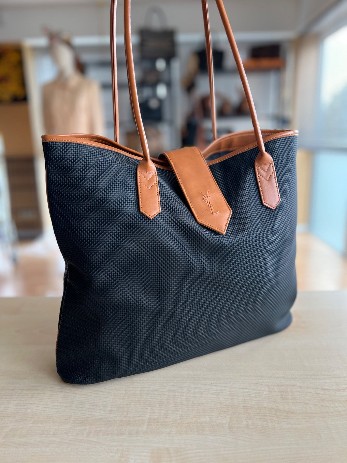 Yves Saint Laurent Tote bag toile tissée noire et garnitures camel authentifié — Le comptoir vintage