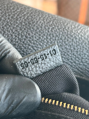 See By Chloé Sac à rabat en cuir grainé noir, barrette dorée et bandoulière — vue 9 | Le comptoir vintage