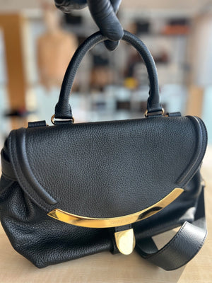 See By Chloé Sac à rabat en cuir grainé noir, barrette dorée et bandoulière — vue 10 | Le comptoir vintage