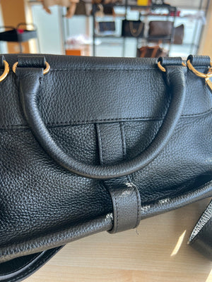 See By Chloé Sac à rabat en cuir grainé noir, barrette dorée et bandoulière — vue 11 | Le comptoir vintage