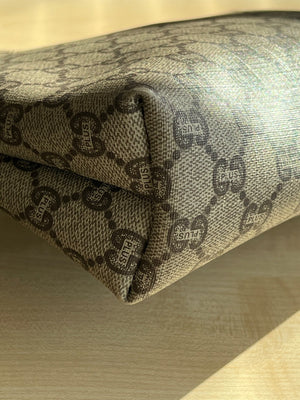 Gucci Pochette zippée vintage Gucci Plus toile enduite GG beige et marron — vue 3 | Le comptoir vintage