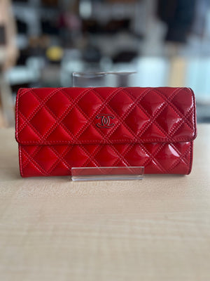 Portefeuille long Chanel cuir vernis rouge — vue 2 | Le comptoir vintage