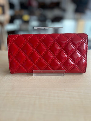 Portefeuille long Chanel cuir vernis rouge — vue 3 | Le comptoir vintage