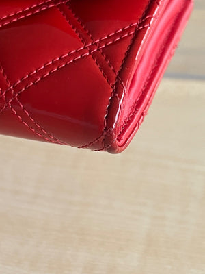 Portefeuille long Chanel cuir vernis rouge — vue 8 | Le comptoir vintage