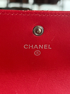 Portefeuille long Chanel cuir vernis rouge — vue 10 | Le comptoir vintage