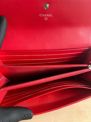 Portefeuille long Chanel cuir vernis rouge — vue 12 | Le comptoir vintage