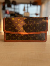 Pochette Louis Vuitton 35 authentifié — Le Comptoir Vintage