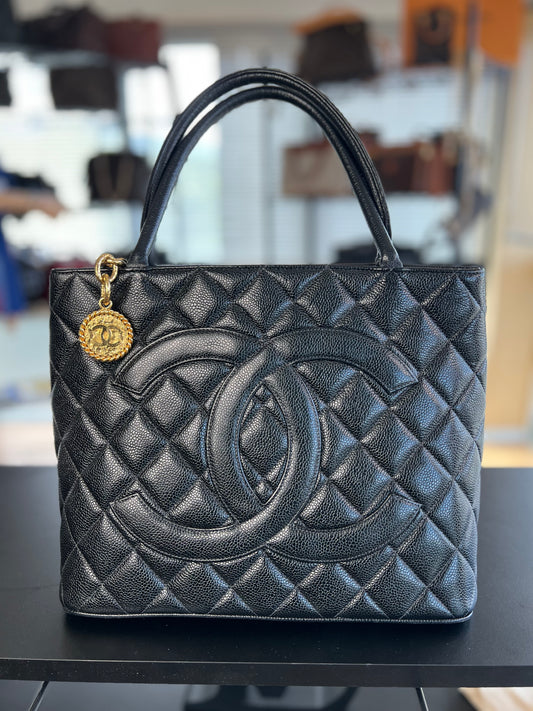 Collier médaillon Chanel doré authentifié — Le Comptoir Vintage