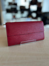 Portefeuille Louis Vuitton Sarah cuir Épi rouge authentifié — Le Comptoir Vintage