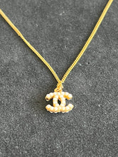 Collier pendentif Chanel logo CC perlé authentifié — Le Comptoir Vintage