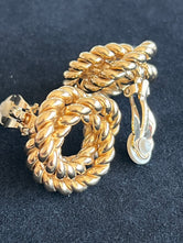 Boucles d'oreilles Givenchy clip torsadées dorées authentifiées — Le Comptoir Vintage