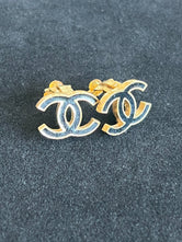 Boucles d'oreilles Chanel clip logo authentifié — Le Comptoir Vintage