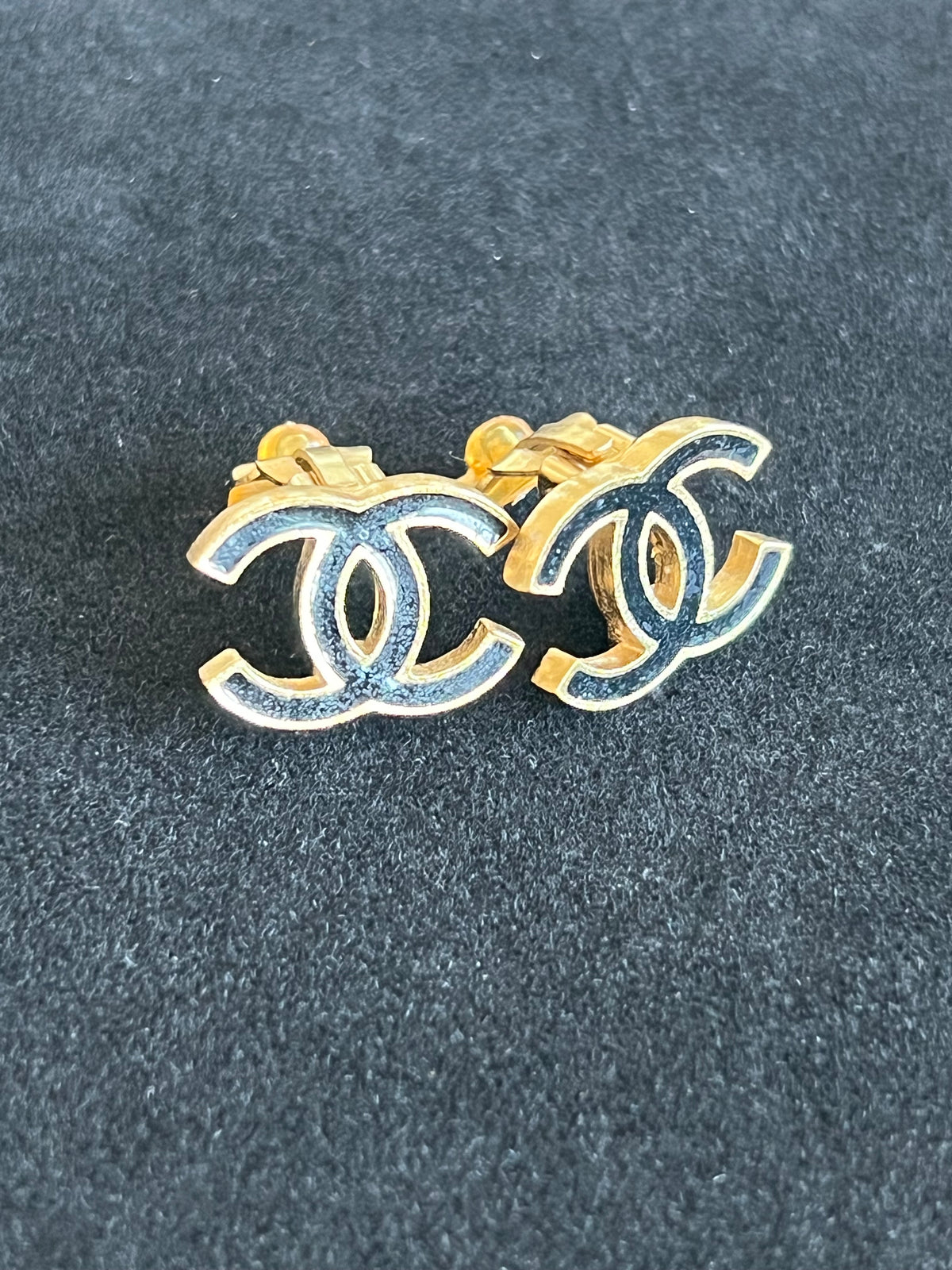 Chanel Boucles d'oreilles clip logo authentifiée — Le comptoir vintage