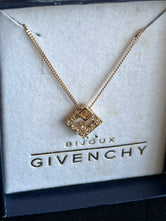 Collier Givenchy pendentif carré authentifié — Le Comptoir Vintage