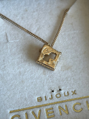 Collier Givenchy pendentif carré  — vue 3 | Le comptoir vintage