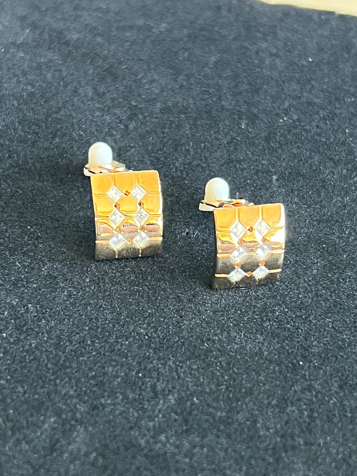 Boucle d’oreille clips Givenchy — vue 2 | Le comptoir vintage