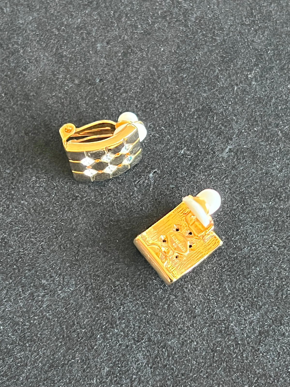 Boucle d’oreille clips Givenchy — vue 4 | Le comptoir vintage
