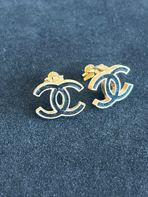 Chanel Boucles d'oreilles clip logo — vue 2 | Le comptoir vintage