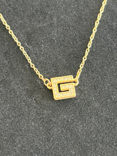 Collier Givenchy pendentif logo G authentifié — Le Comptoir Vintage