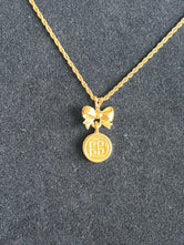 Collier Givenchy pendentif nœud et médaillon 4G authentifié — Le Comptoir Vintage