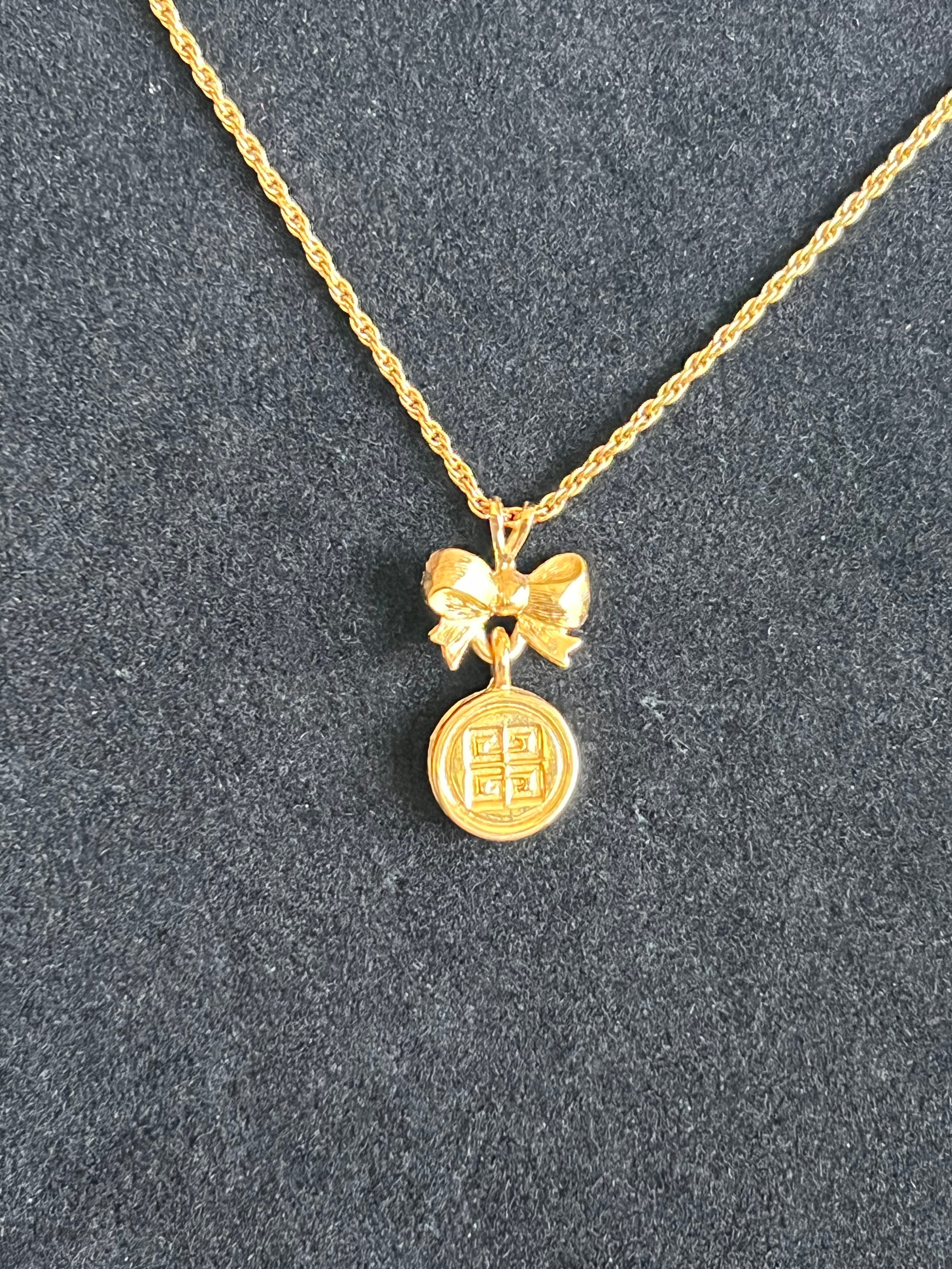 Givenchy Collier pendentif nœud et médaillon logo 4G