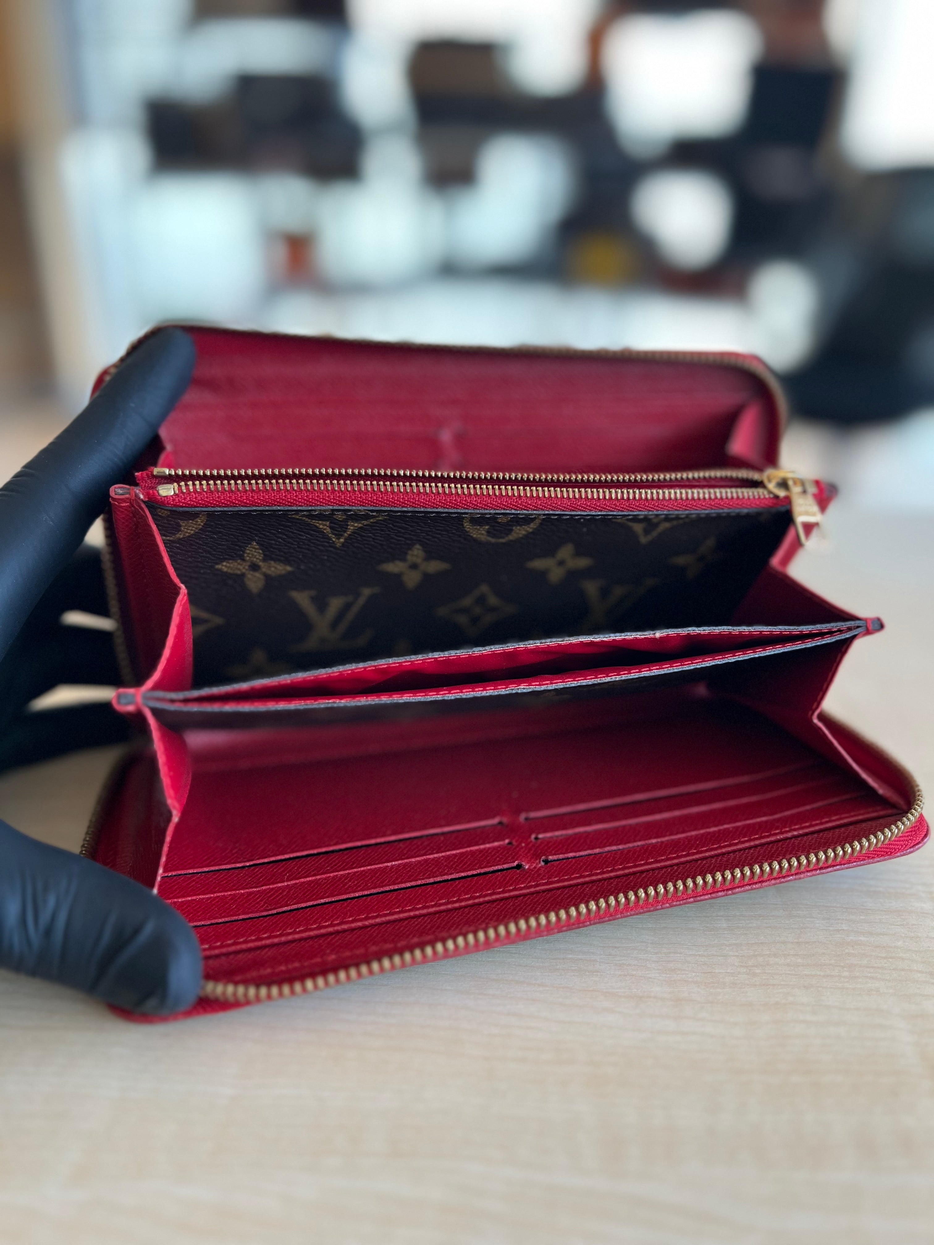 Portefeuille zippé Louis Vuitton Clémence Monogram — vue 7 | Le Comptoir Vintage