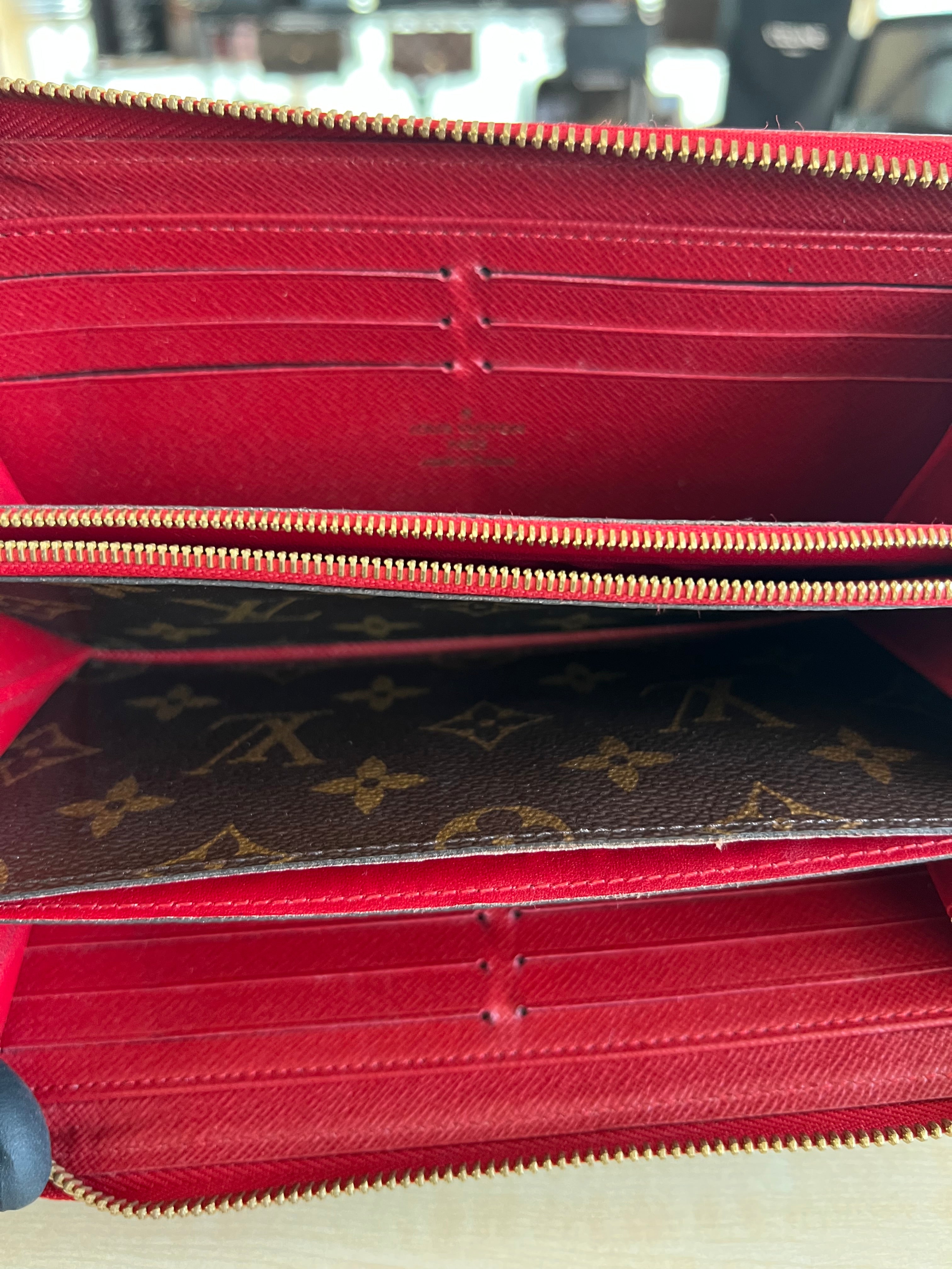 Portefeuille zippé Louis Vuitton Clémence Monogram — vue 8 | Le Comptoir Vintage