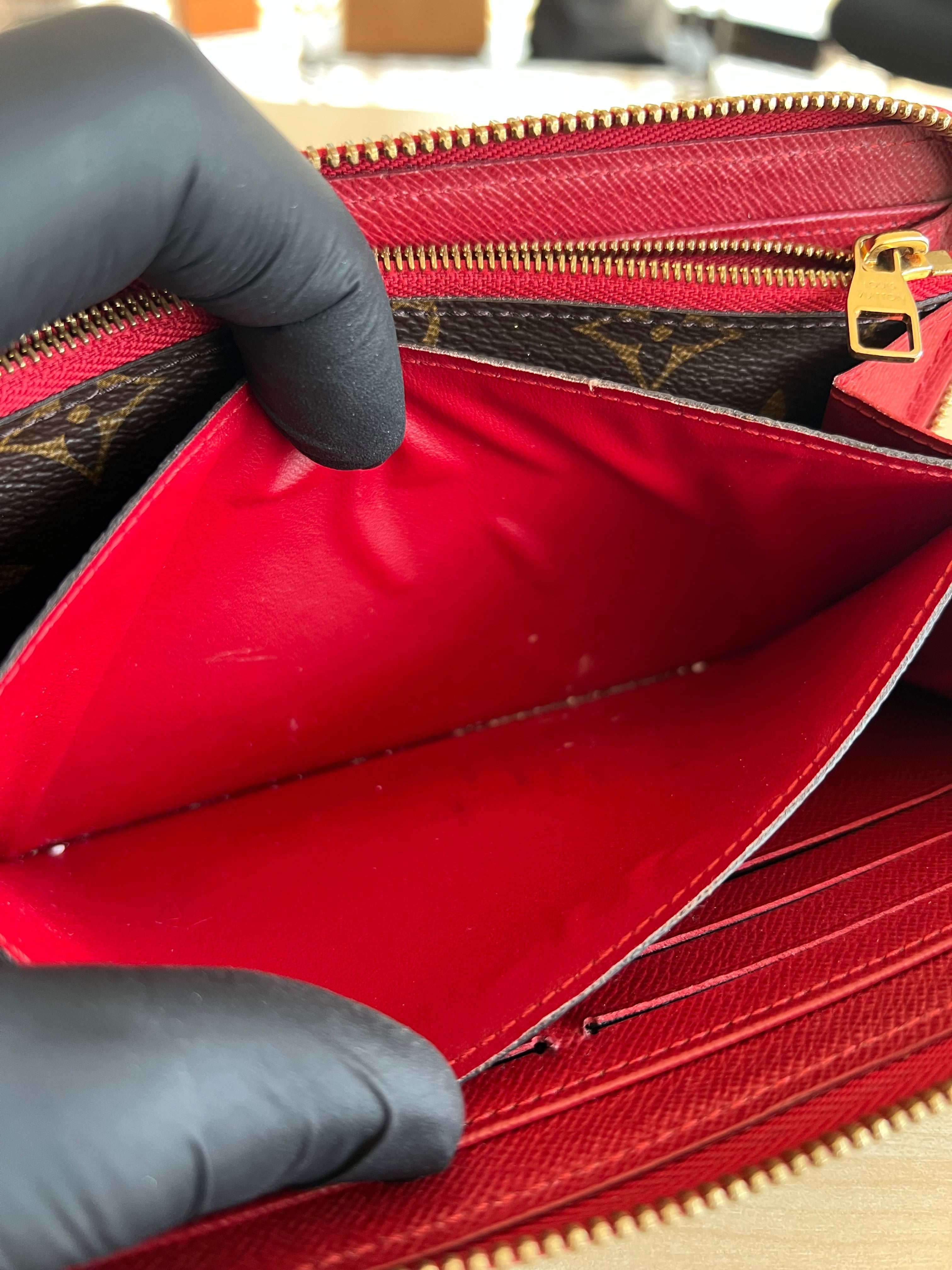 Portefeuille zippé Louis Vuitton Clémence Monogram — vue 10 | Le Comptoir Vintage