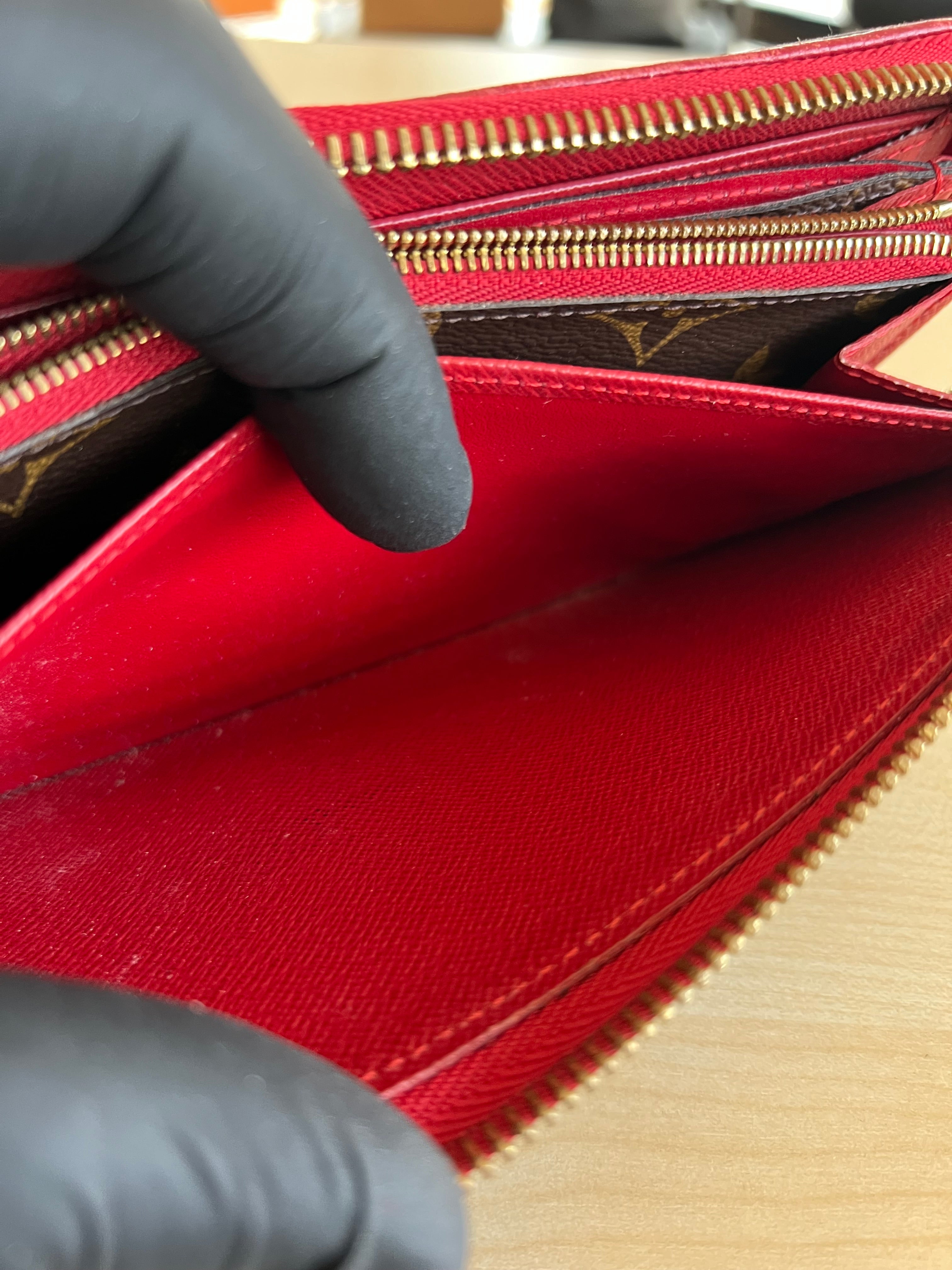 Portefeuille zippé Louis Vuitton Clémence Monogram — vue 12 | Le Comptoir Vintage