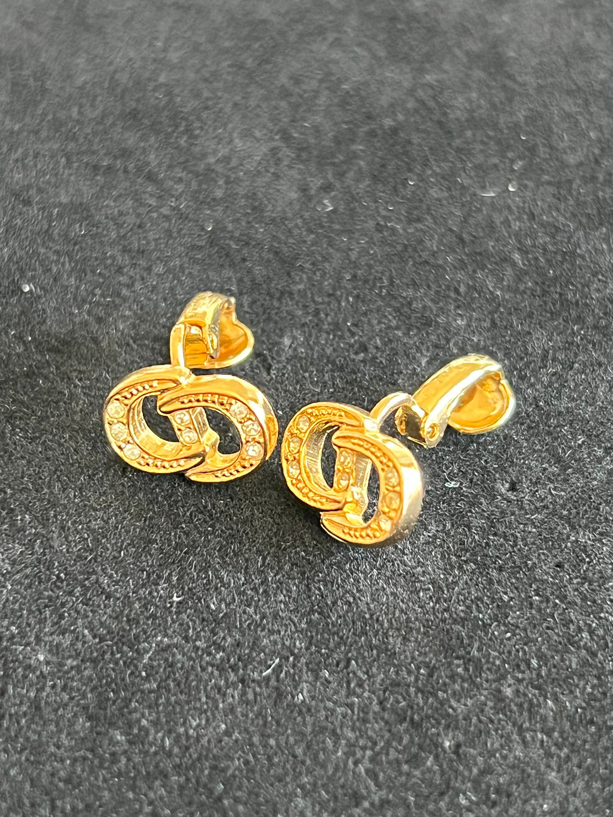 Christian Dior Boucles d'oreilles clip logo CD strass — vue 3 | Le comptoir vintage