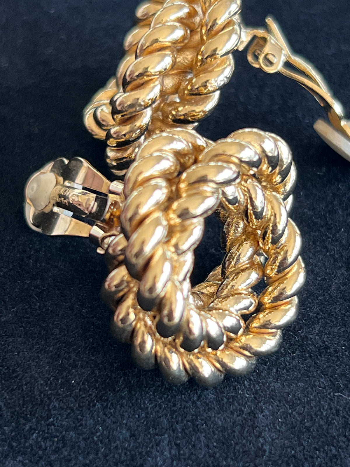 Givenchy Boucles d'oreilles clip torsadées dorées — vue 4 | Le comptoir vintage