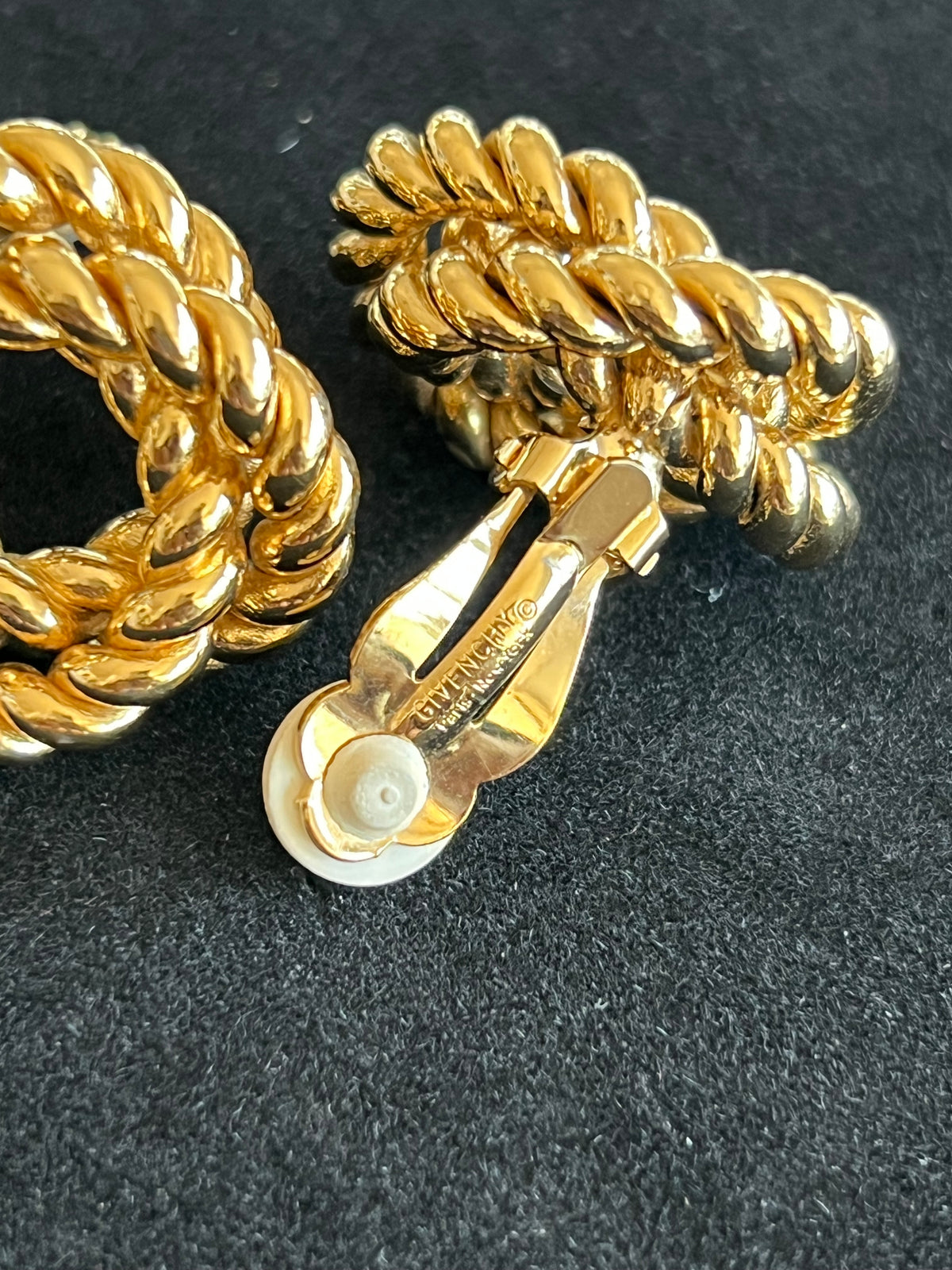 Givenchy Boucles d'oreilles clip torsadées dorées — vue 5 | Le comptoir vintage