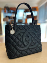 Sac Chanel Médaillon Tote en cuir caviar grainé noir authentifié — Le Comptoir Vintage