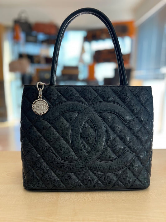 Sac Chanel Médaillon Tote en cuir caviar grainé noir — vue 2 | Le Comptoir Vintage