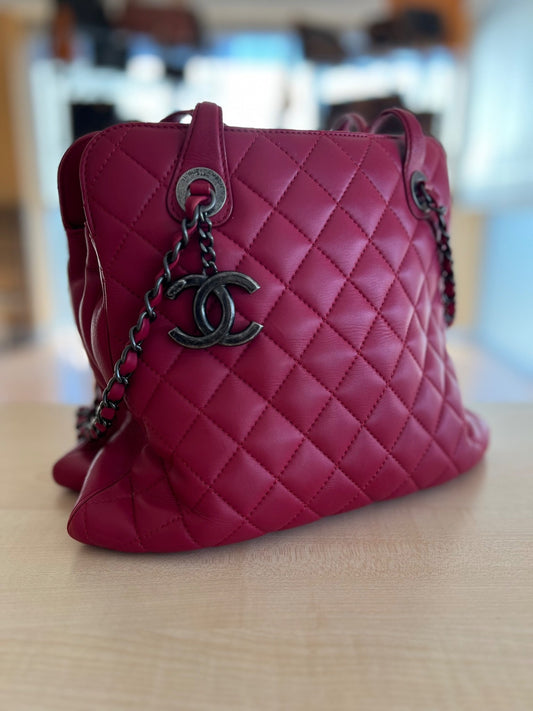 Sac cabas Chanel matelassé cuir rouge — vue 2 | Le Comptoir Vintage