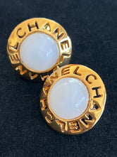 Boucles d'oreilles Chanel clips cabochon blanc authentifiées — Le Comptoir Vintage