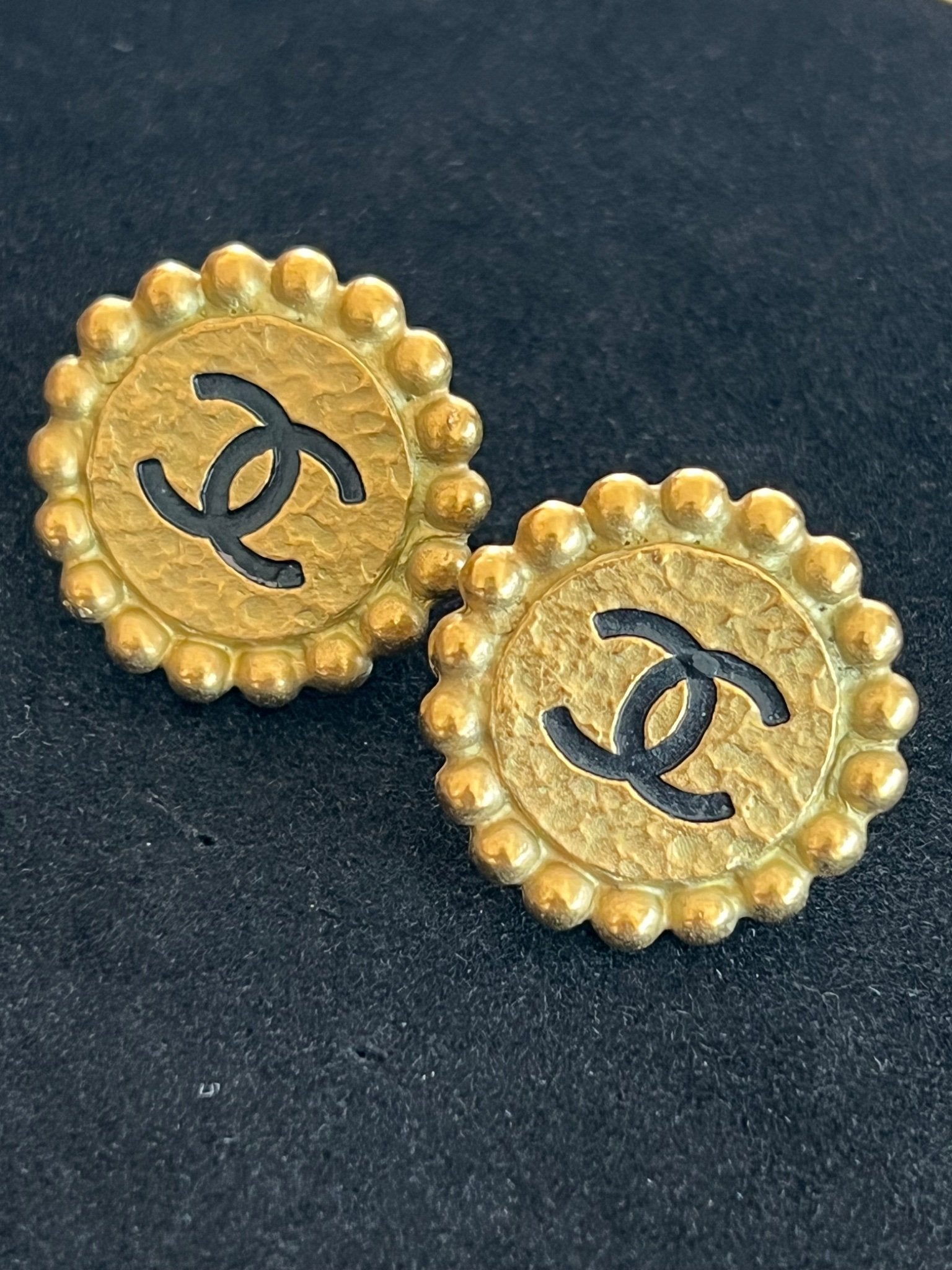Chanel Boucles d'oreilles clip CC rondes dorées — vue 3 | Le comptoir vintage