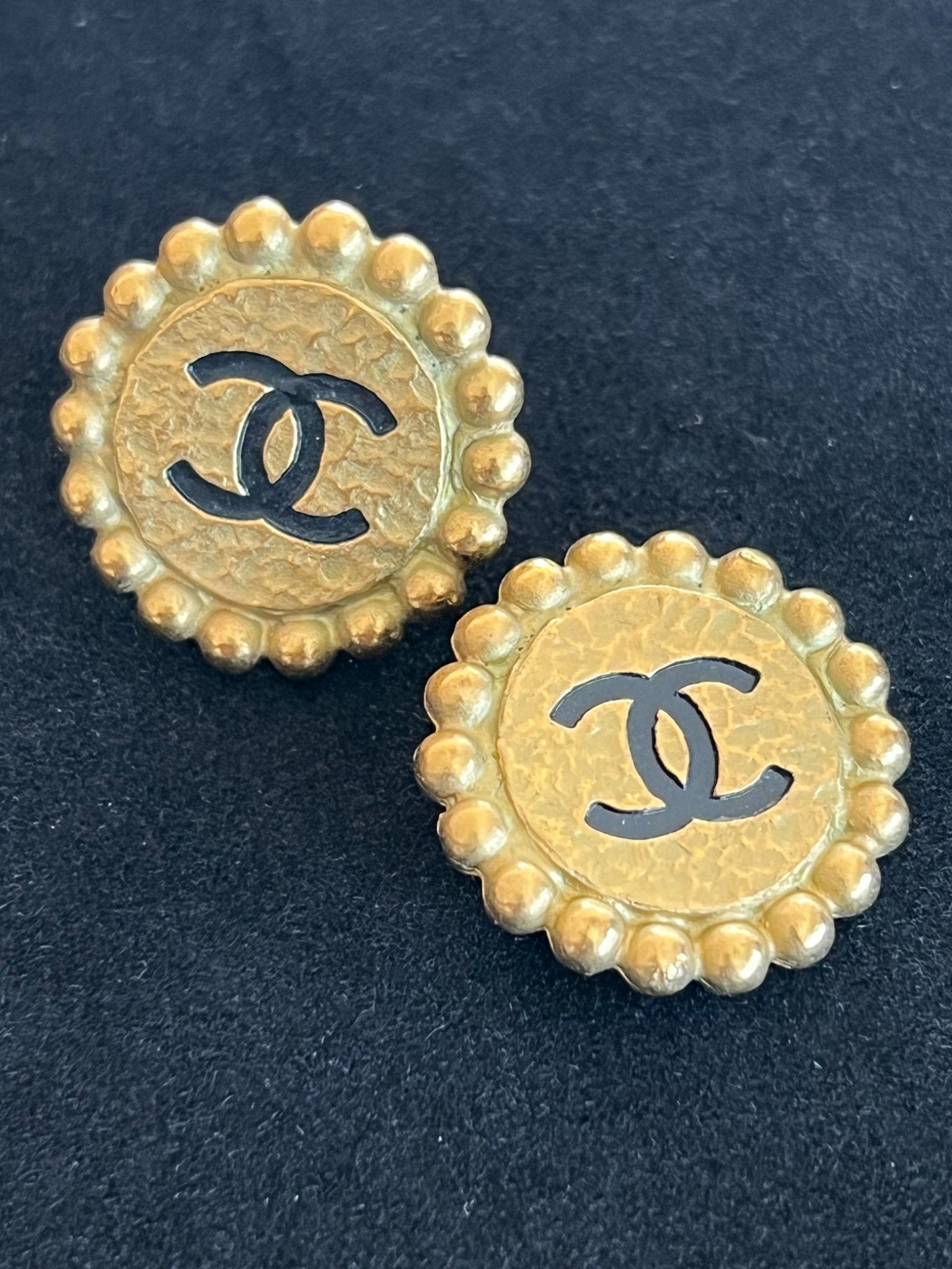 Chanel Boucles d'oreilles clip CC rondes dorées — vue 4 | Le comptoir vintage