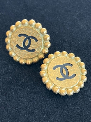 Chanel Boucles d'oreilles clip CC rondes dorées — vue 4 | Le comptoir vintage