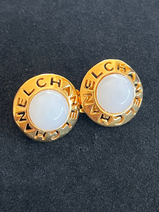 Boucles d'oreilles Chanel clips cabochon blanc — vue 2 | Le Comptoir Vintage