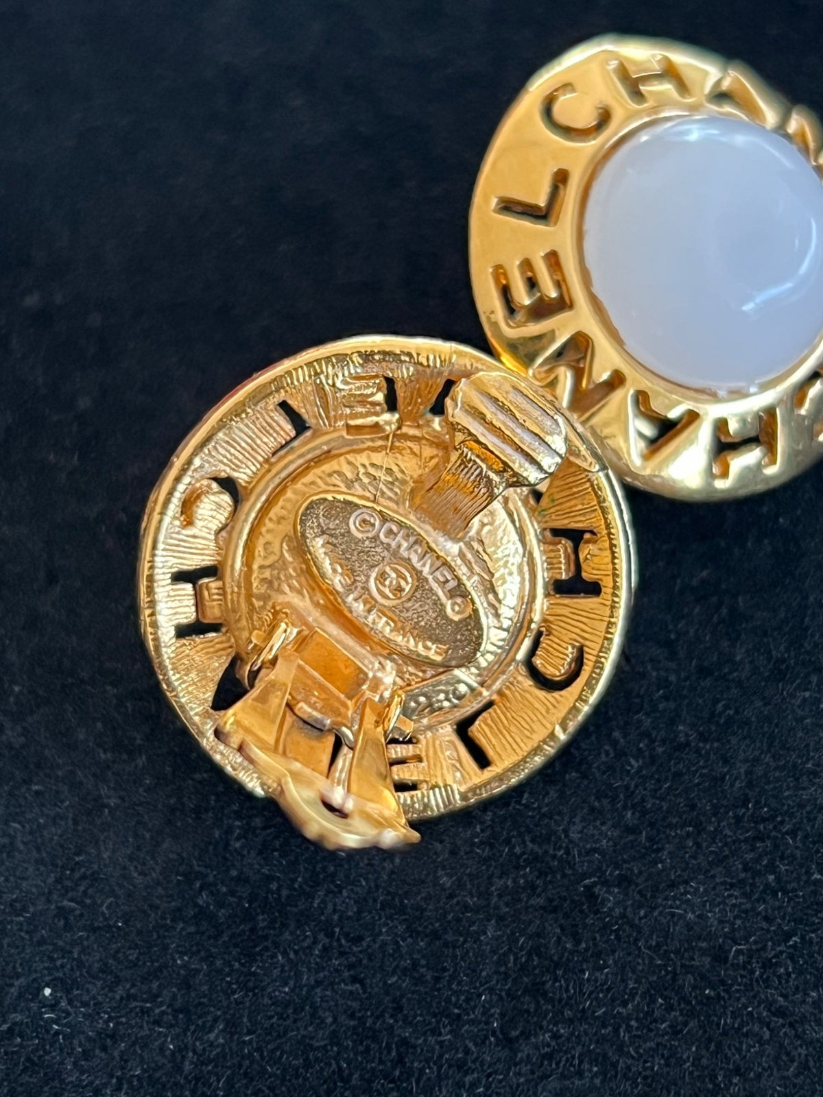Chanel Boucles d'oreilles clips rondes logo CHANEL cabochon blanc — vue 4 | Le comptoir vintage