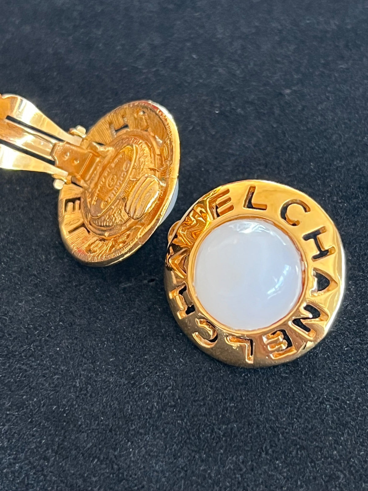 Chanel Boucles d'oreilles clips rondes logo CHANEL cabochon blanc — vue 5 | Le comptoir vintage