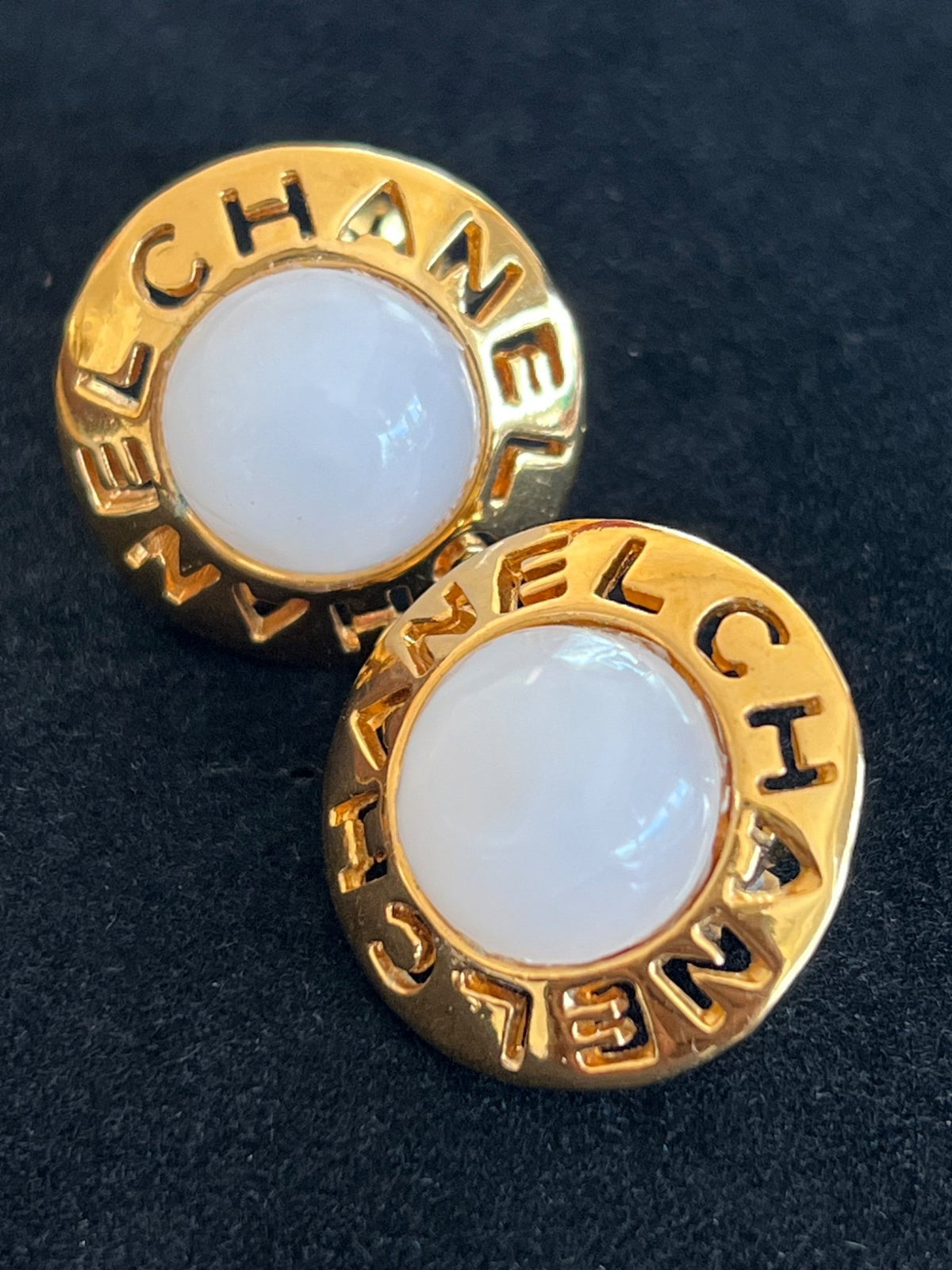 Chanel Boucles d'oreilles clips rondes logo CHANEL cabochon blanc — vue 6 | Le comptoir vintage