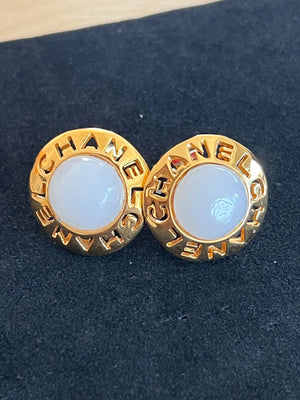 Chanel Boucles d'oreilles clips rondes logo CHANEL cabochon blanc — vue 7 | Le comptoir vintage