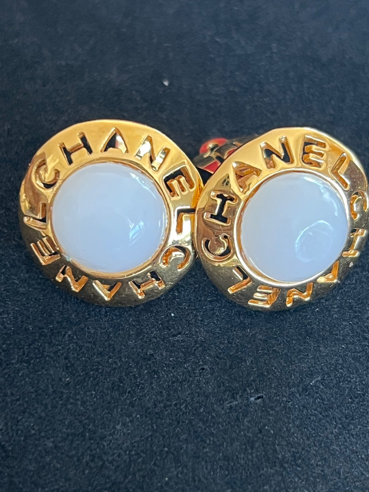 Chanel Boucles d'oreilles clips rondes logo CHANEL cabochon blanc — vue 9 | Le comptoir vintage